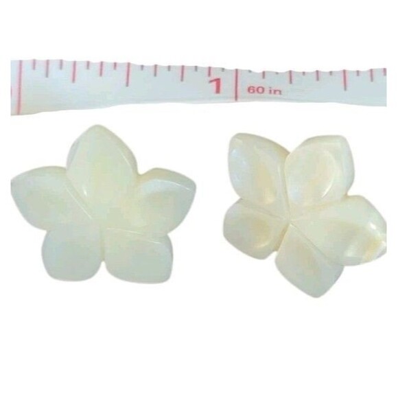 Vintage Mother of Pearl Carved Hawaiian Plumeria Flower Stud Post Earrings - Picture 4 of 6